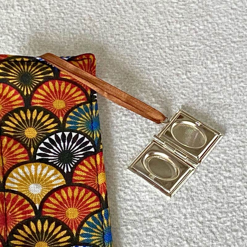 détail marque)page bijou livre ouvert