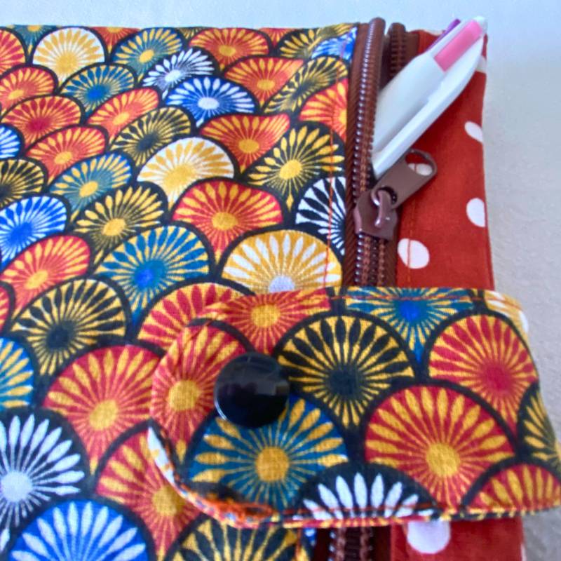 protège-cahier avec trousse et marque-page intégrés detail fermeture