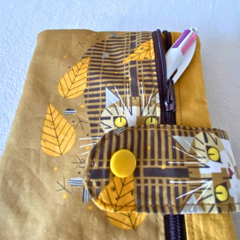 détail protege livre de poche avec trousse et marqe-page