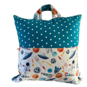 coussin de lecture avec poche integree et poignee de transport