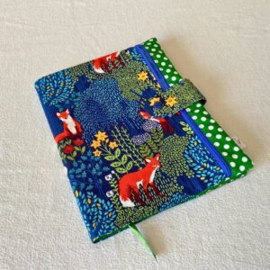 protège-cahier avec trousse et marque-page intégrés