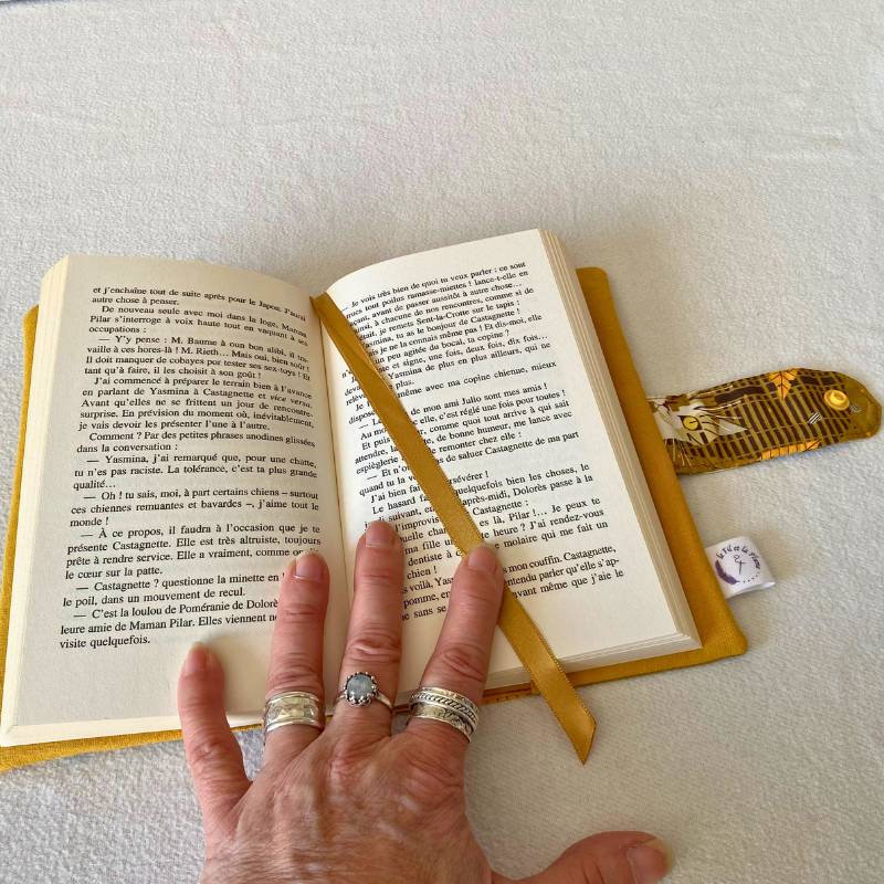 protege livre de poche avec trousse et marqe-page ouvert