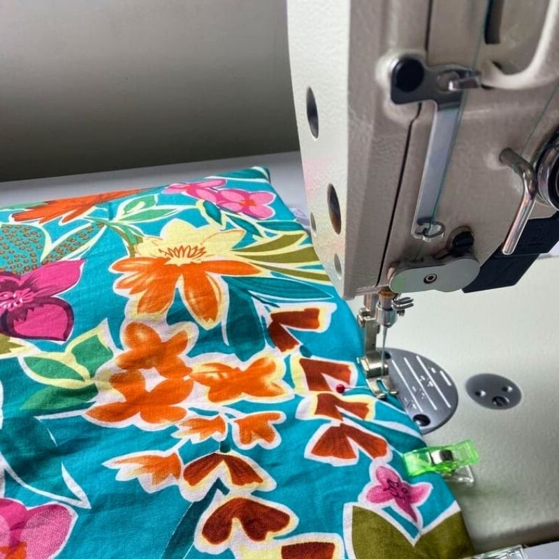 tissu sous une machine a coudre