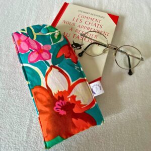 etui à lunettes avec livre