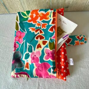 Protège-cachier avec trousse et marque-page intégrés